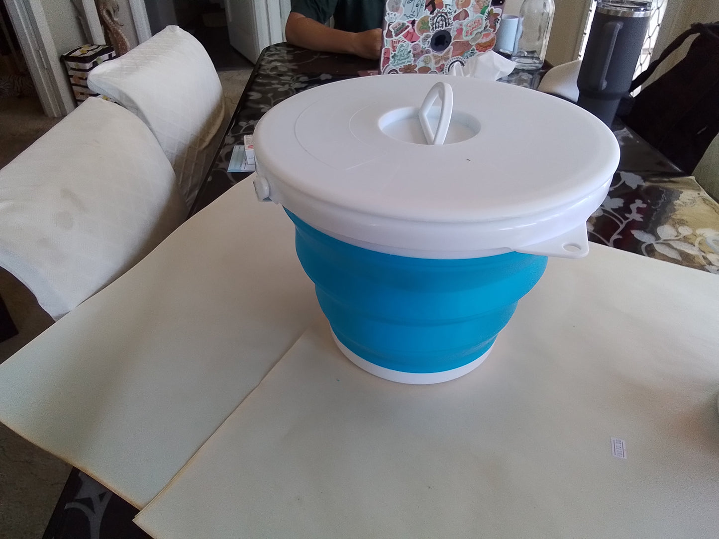 Collapsable bait bucket
