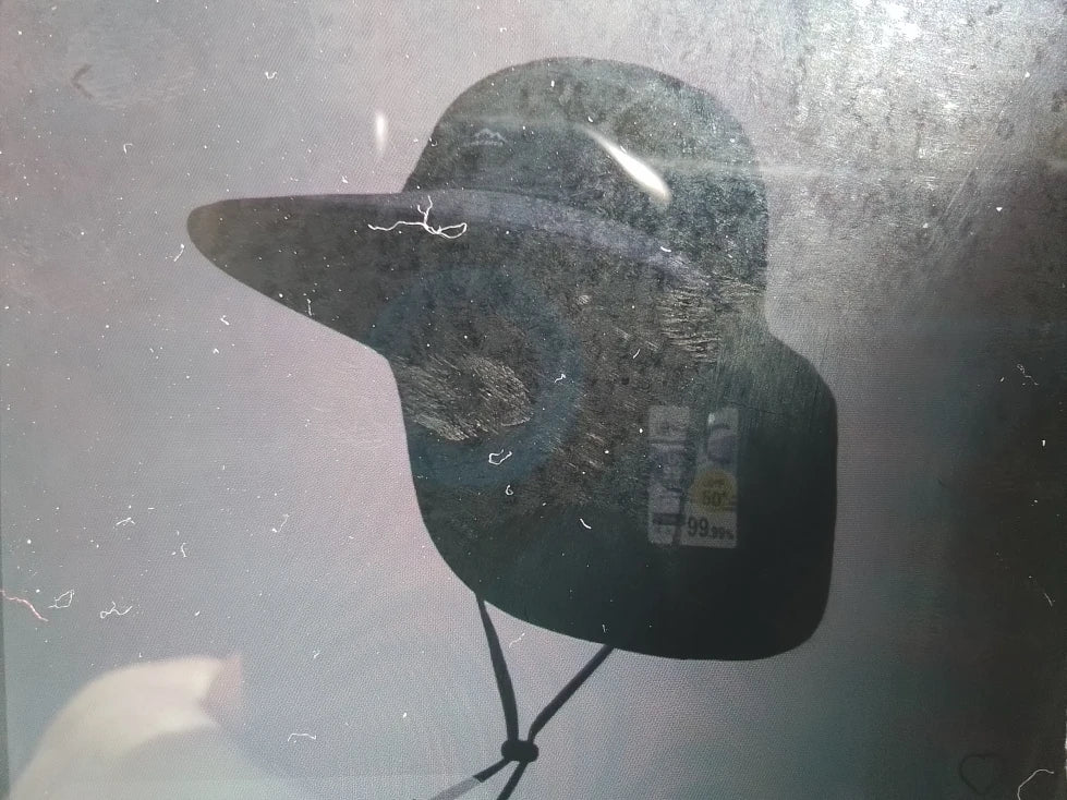 Wide brim shade hat.